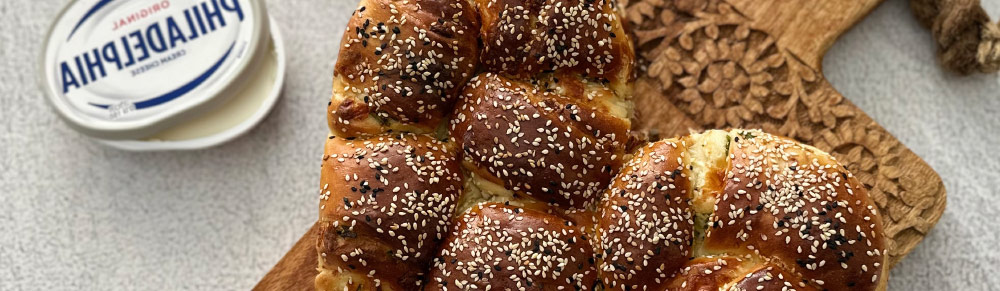 קובנייה חגיגית לשבועות במילוי בצל ירוק ושמנת פילדלפיה